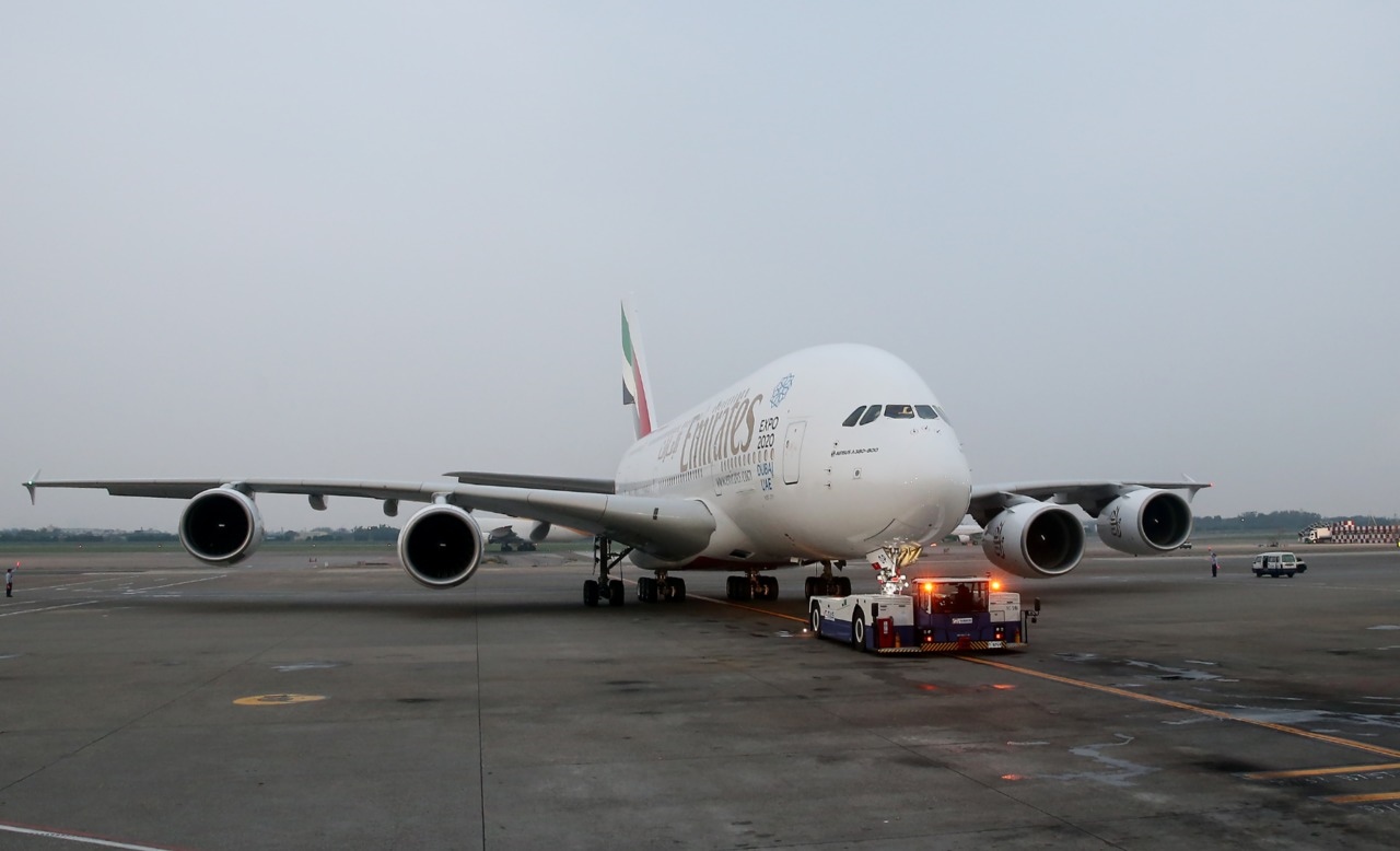 圖為桃勤公司今年4月初亮相，為服務A380型飛機特別斥資採購的無拖桿新拖車。 聯合報資料照片 記者陳嘉寧／攝影
