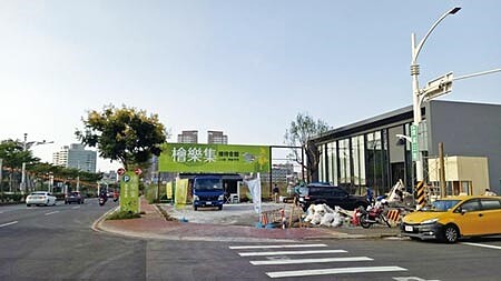 小檜溪重劃區內首發案「檜樂集」接待中心,開出3字頭親民價。圖/鄭啟明