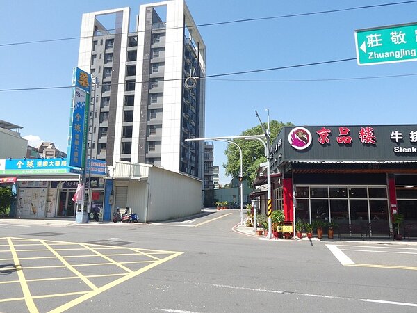 中壢區莊敬路216號到716號,中間僅隔著10公尺寬的陸光五街,門牌號碼就整整空了500號。圖/市議員謝美英提供