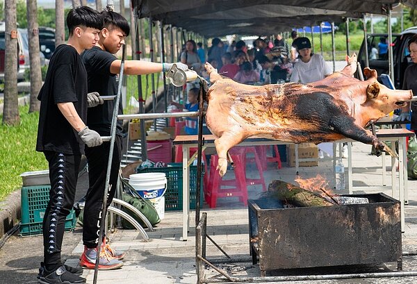 現場設有現烤豬、烤雞等美食市集。圖/新北市政府提供