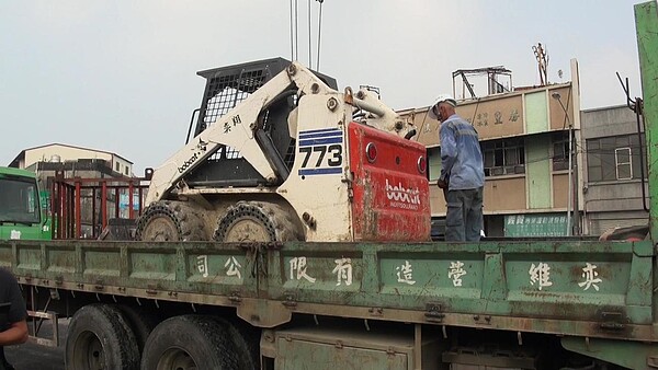 高雄市政府7日上午調集大型機具,開拆岡山嘉新西路一處大型違建。 記者王昭月/攝影