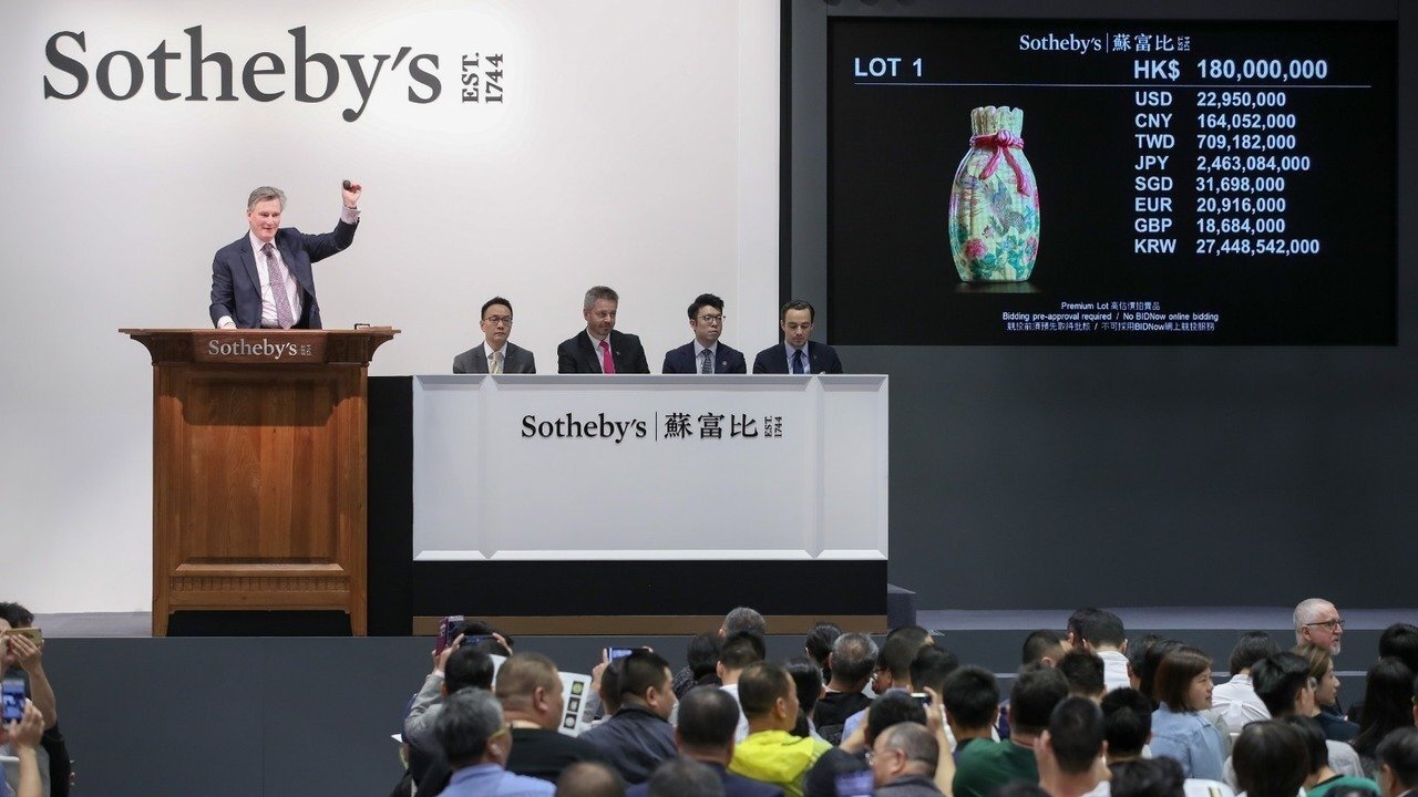 香港蘇富比中國藝術珍品秋拍於8日早上舉行,最受矚目的拍品,為聯電榮譽董事長曹興誠收藏的清乾隆料胎黃地畫琺瑯鳳舞牡丹包袱瓶,最後以約2.07億港元(含佣金,約新台幣8.28億元)成交。 圖/蘇富比提供