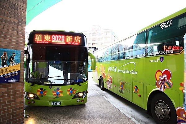 國慶連假四天假期將至，大都會客運暨台北客運配合交通部公路總局推出全票票價優惠，新店－宜蘭各區間票價可享約八三折至七六折的優惠。　圖／大都會客運提供