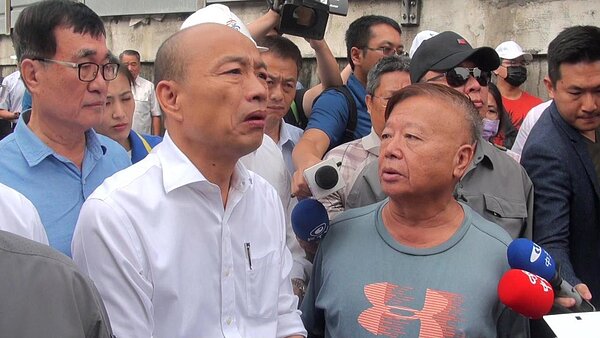 高雄市政府開拆前,地主出面向市長韓國瑜(前左)陳情,希望開拆時不傷及鋼骨。 記者王昭月/攝影