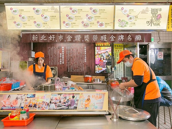 瑞芳美食廣場豐味肉焿,二代老闆承接攤後,更努力提升軟體面實力,獲頒5星樂活名攤。圖/新北市政府市場處提供