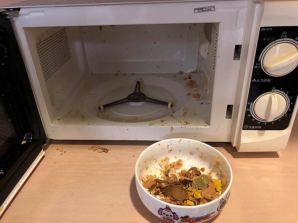 將帶殼蛋拿去微波,會讓蛋爆開。唐主桂攝