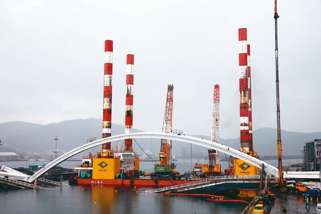 全國最大、萬噸級的海上作業平台船宏禹一號,上午靠近南方澳大橋邊就定位,但被大雨打亂作業行程。 記者杜建重/攝影