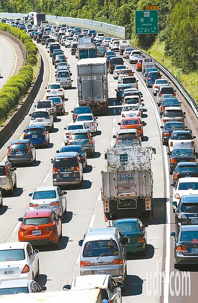 明天起是國慶四天連假,高速公路局表示,今天下午4時到晚上8時,會出現第一波南下返鄉車潮,明天連假首日,國道車流量約是平常的2.5倍。 圖/聯合報系資料照片