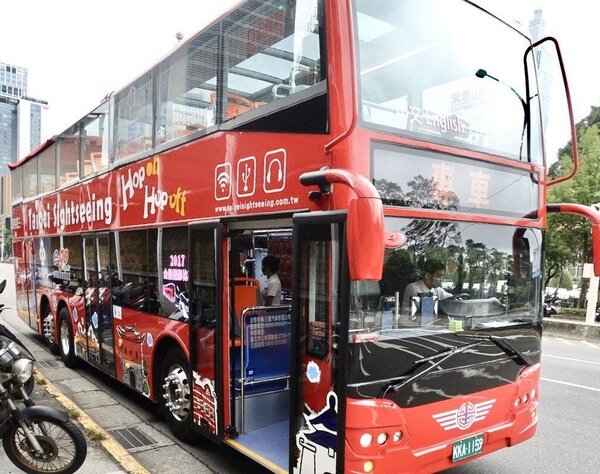 為配合明天「國慶花車遊行」，台北雙層觀光巴士將調整營運時間，「紅線」和「藍線」分別有6班次、5班次停駛。圖／聯合報系資料照