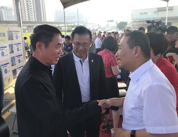 新北市長侯友宜(右)與夏姿總裁暨總經理王元宏(左)握手。好房網News記者李彥穎攝