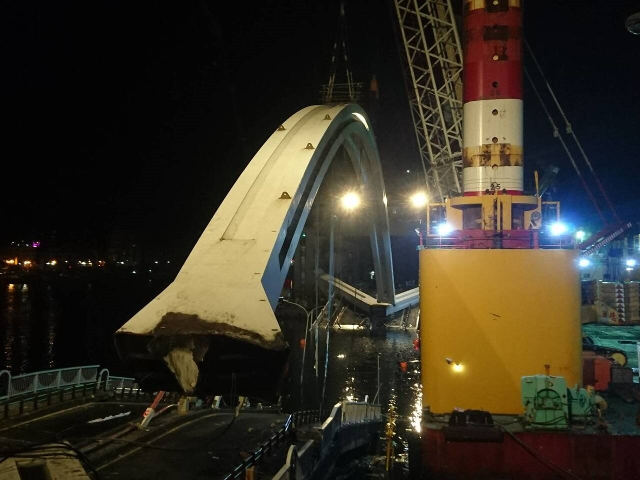 南方澳跨港大橋斷裂，斷橋昨天一早即開拆，花了19多個小時，直到今天凌晨3點零5分才開始起吊，將上方重達300公噸的鋼拱吊起，以極緩慢的速度，往隔岸的蘇澳港8號碼頭移動並安置後線保存。記者羅建旺／攝影