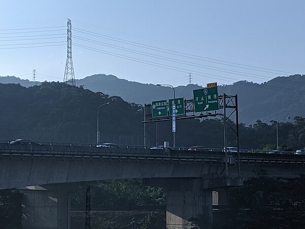 各國道都出現南向壅塞車潮。記者楊德宜／攝影 