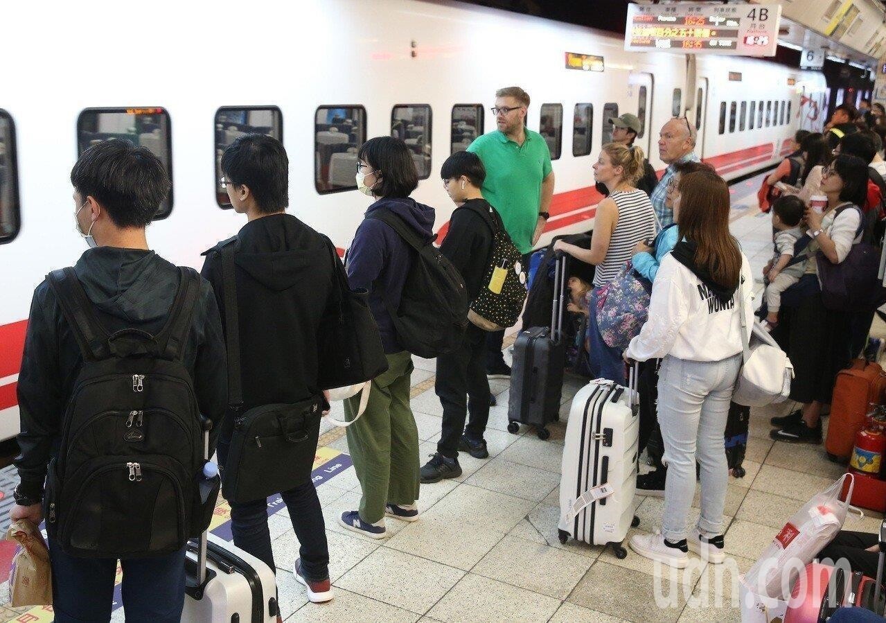 台鐵局說，國慶四天連假中、長途票皆完售。圖／聯合報系資料照片