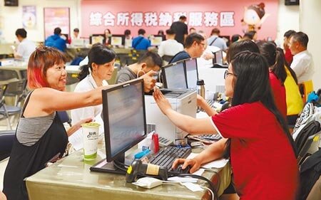 財部公布前9月稅收達1.87兆,創歷史新高。圖為民眾報稅情形。(本報資料照片)