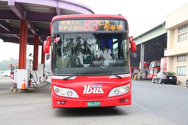 接駁軌道運輸，台中市交通局新增83路、922路、243路三條電動底低盤公車，將串連台鐵松竹站、太原站和捷運綠線3個站點。圖／台中市交通局提供