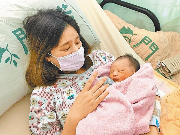 柳姓新手媽媽開心說,國慶日家庭添新成員,「這份禮物實在是太珍貴、太難忘了!」圖/門諾醫院提供