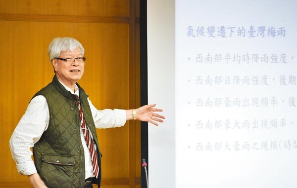 台大終身特聘教授陳泰然曾獲頒教育部資深優良教師獎。圖／教育部提供