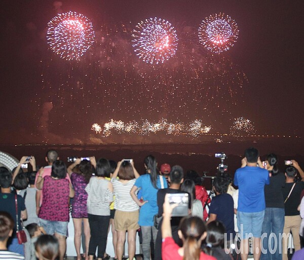 2019國慶焰火雙十晚間在高屏溪屏東河濱公園施放，1萬6280發煙火彈把高屏溪夜空變成最絢麗燦爛的銀河。圖／記者劉學聖攝影