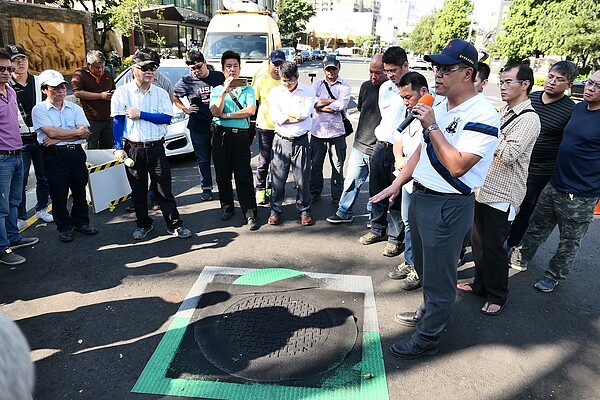 台中市政府建設局日前於車流多且位於市區中心的朝富路，辦理孔蓋防滑觀摩會。圖／台中市建設局提供