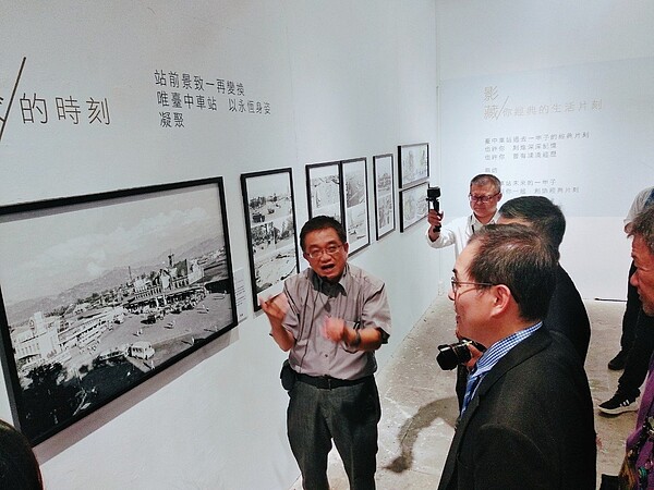 台中車站20號倉庫展出攝影名家余如季的作品展，台中車站周邊不復存在的天橋、地下道與成功嶺大專兵集合等畫面，都留在老照片中。圖／經典國際提供