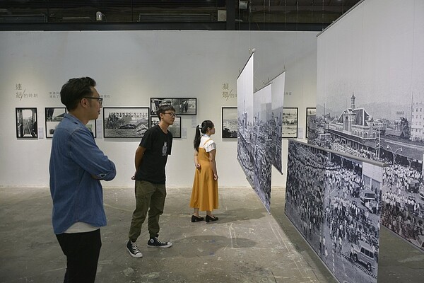 台中車站20號倉庫展出攝影名家余如季的作品展,台中車站周邊不復存在的天橋、地下道與成功嶺大專兵集合等畫面,都留在老照片中。圖/經典國際提供
