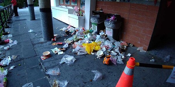 一名女網友趁著連假到花蓮遊玩，沒想到竟然看到超商外到處是垃圾。 圖／翻攝自爆怨公社