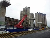 建設追追追／環狀線走一遭　根根柱子讓進度有存在感