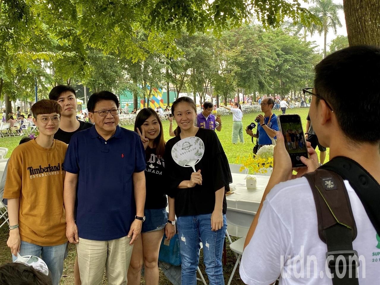 民眾搶著和潘孟安合影。記者江國豪/攝影