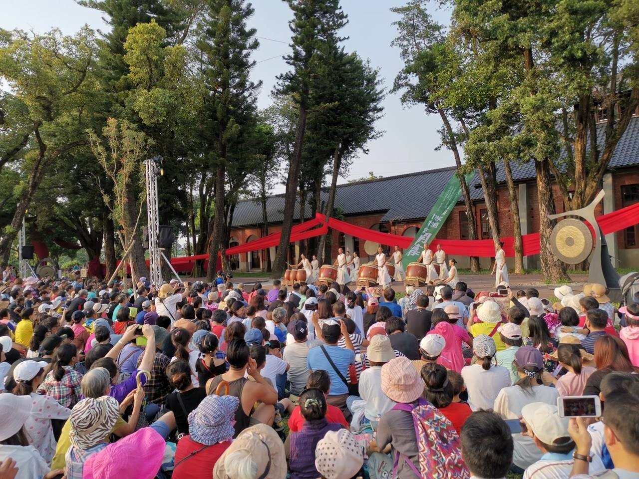 台南山上花園水道博物館11日下午開幕典禮,由優人神鼓開場表演,吸引爆滿遊客。記者吳淑玲/攝影