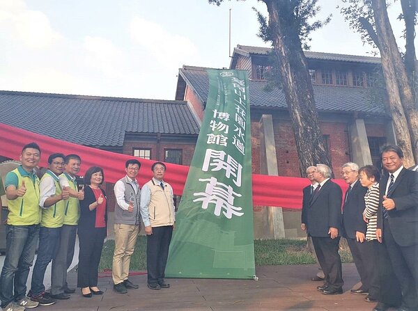 台南市長黃偉哲(左六)主持台南山上花園水道博物館開幕典禮。記者吳淑玲/攝影