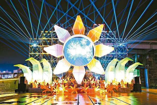 花蓮「太平洋花彩節」登場,主燈「花現針愛」。 圖/花蓮縣府提供