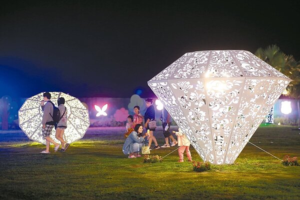 「太平洋花彩節」有9大主題燈區,其中「花鑽光影」燈區超夢幻。 圖/花蓮縣府提供