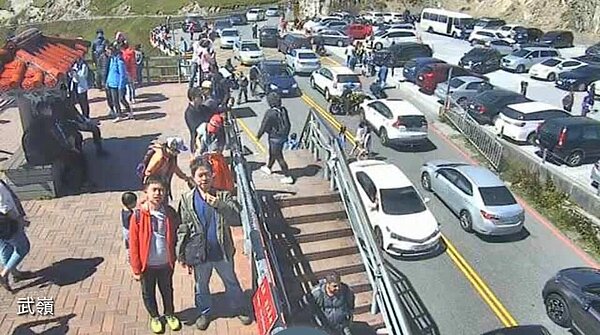 雙十連假合歡山人車擠爆,昨天中午武嶺人擠人場面相當誇張。 圖/翻攝武嶺即時影像