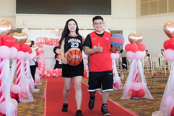 108年桃園國慶市民聯合婚禮「情定桃園幸福揚升」,共88對新人,在市府團隊與親友的見證下,完成溫馨浪漫的婚禮。圖/桃園市新聞處提供