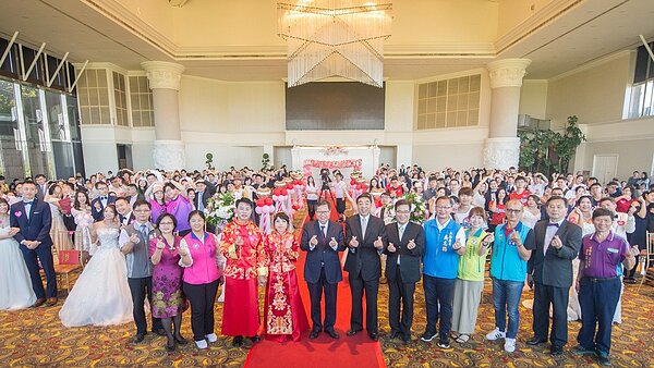 108年桃園國慶市民聯合婚禮「情定桃園幸福揚升」,共88對新人,在市府團隊與親友的見證下,完成溫馨浪漫的婚禮。圖/桃園市新聞處提供