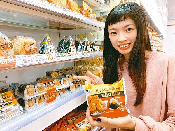 7-ELEVEN首次與繼光香香雞合作推出「蒜香炸雞飯糰、飯卷」。 7-ELEVEN／提供