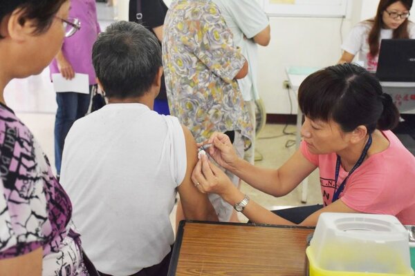 新竹縣、市今年流感疫苗接種對象將採分批接種，11月15日第一波對象為國小至高中學生、醫事人員。圖／新竹縣政府提供