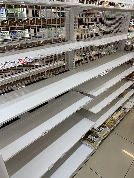 東京車站旁超商的泡麵已經被搶購一空。圖/民眾D小姐提供