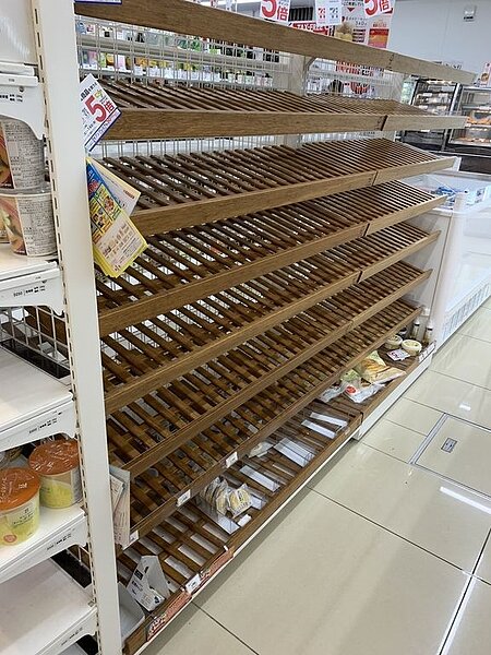 東京車站旁超商的泡麵已經被搶購一空。圖/民眾D小姐提供