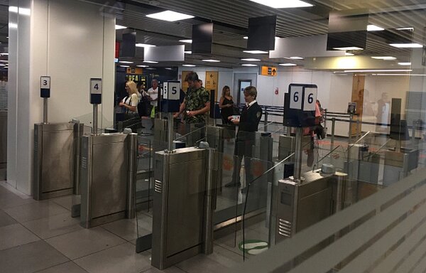 臉部對準辨識機器即可。圖/華航提供