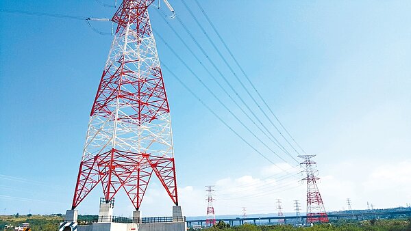 通霄多達34座高壓電塔，預計10月底完工，新設電塔都逾60公尺高，漆上紅白色。 記者胡蓬生／攝影