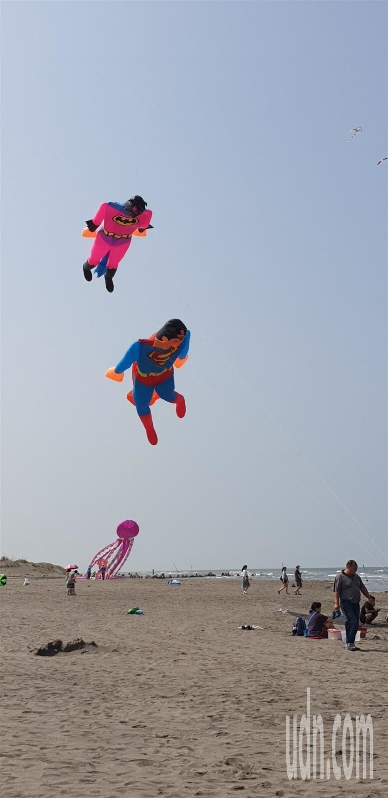 台中市政府舉辦的第7屆大安海風箏衝浪節今天舉辦,海灘有超級英雄和各式大型風箏。圖/記者游振昇攝影