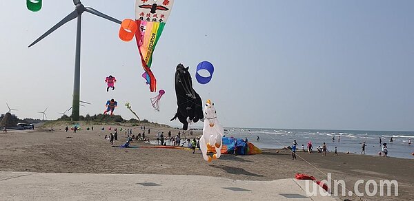 台中市政府舉辦的第7屆大安海風箏衝浪節今天舉辦,海灘有超級英雄和各式大型風箏。記者游振昇/攝影
