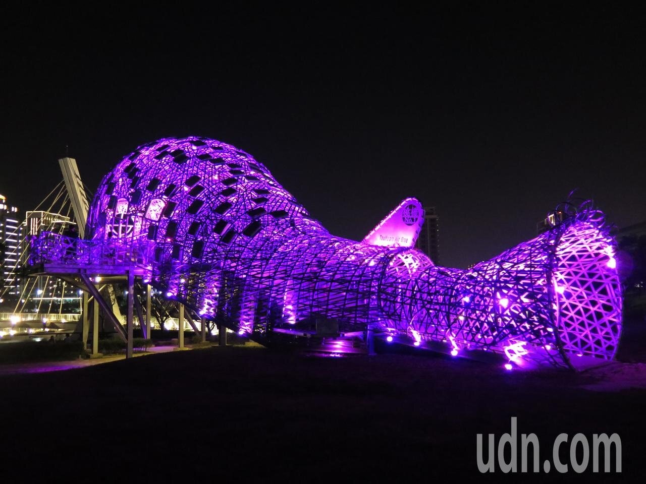 桃園地景藝術節去年創作大型展品「桃機一號」座落中壢青塘園,拆遷計畫迄今仍無進展,市府評估遷移費要耗資千萬元,近日決定暫時不遷了,再掀話題。記者張裕珍/攝影