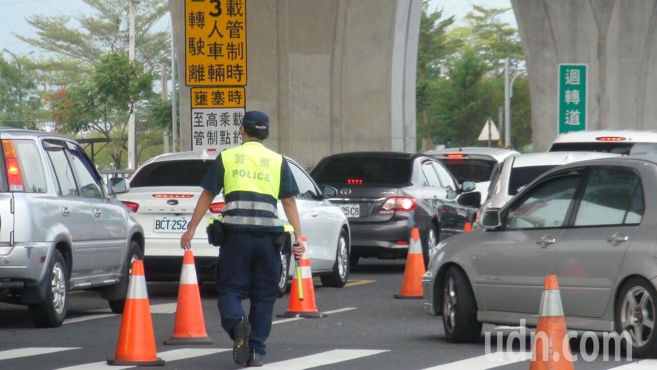 國慶連假第3天，遊客車潮加上北返車潮匯流，讓國五交通「紫爆」，各交流匝道回堵。記者羅建旺／攝影