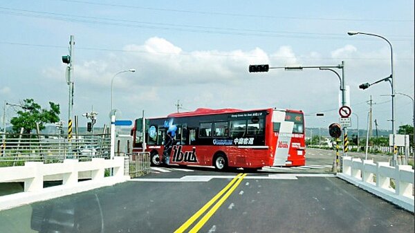 台中濱海橋是高美濕地重要聯外道路,去年曾由台中市議長張清照等人會勘,要求重建。圖/台中市議長張清照服務處提供