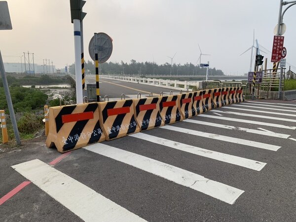 台中濱海橋是高美濕地重要聯外道路，目前由港務公司封閉檢測。記者游振昇／翻攝