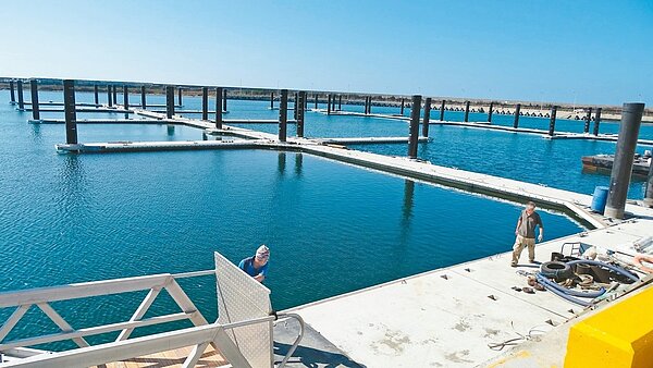 彰化漁港原規劃興建3座浮動碼頭，因經費不足，只做2座，目前接近完工。記者何烱榮／攝影