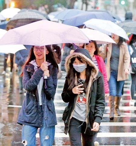 收假上班日，北部轉涼有雨，出門最好備好雨具。圖／中時資料照