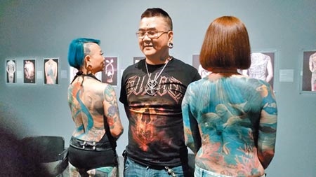高美館「TATTOO刺青－身之印」展覽請來全彩刺青大師陳世勇，帶來2名辣媽模特兒，身上的刺青就是得獎作品。圖／記者袁庭堯攝影